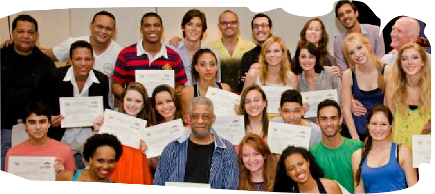 Participants and teachers of CAT RIO 2013 holding their certificates together.