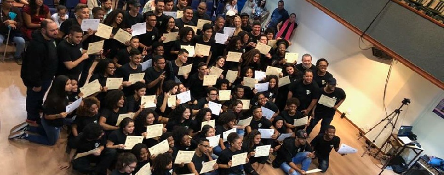 Young participants of CATRiO 2018 holding their certificates.